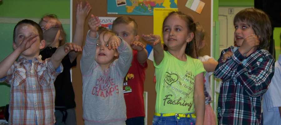 Dzieci wykonywały tradycyjne tańce krajów europejskich