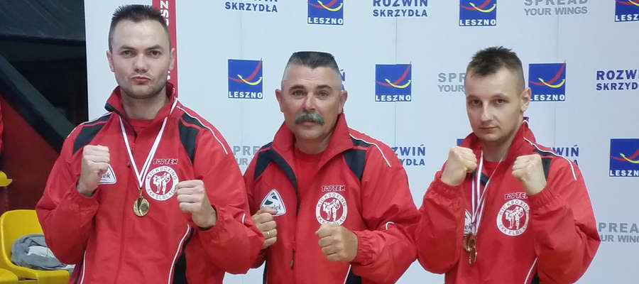Artur Zieliński (z lewej) i Adrian Durma (z prawej) są w mistrzowskiej formie. W środku ich trener Piotr Lichociński­