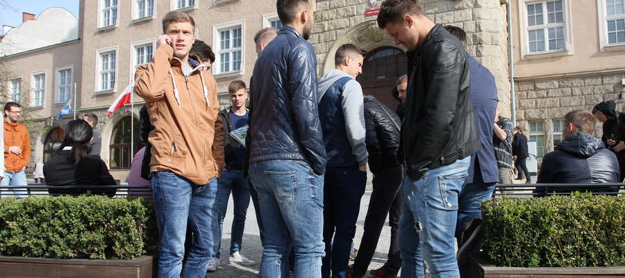 Piłkarze Stomilu wraz z kibicami przyszli do ratusza na spotkanie z prezydentem. Są zaniepokojeni przyszłością swojego klubu.