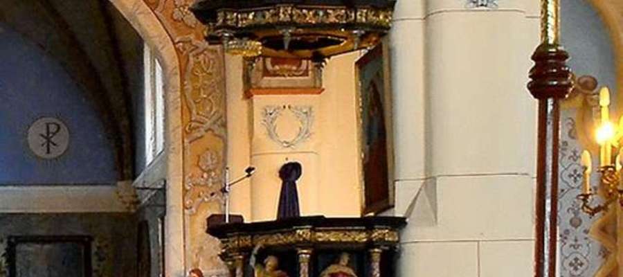 Jednym z piękniejszych elementów wewnątrz kościoła jest barokowa ambona