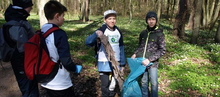 Uczniowie z iławskiej "czwórki" chętnie wzięli udział w akcji sprzątania lasu
