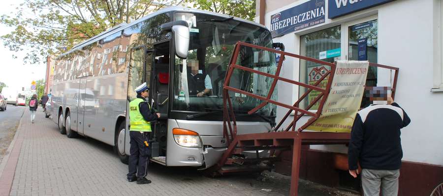 Kiedy kierowca zorientował się, że jego autobus zaczyna się staczać z zatoki przy ul. Grunwaldzkiej, było już za późno na opanowanie sytuacji...