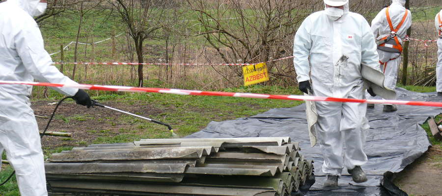 Usuwaniem azbestu mogą zajmować się wyłącznie wyspecjalizowane firmy