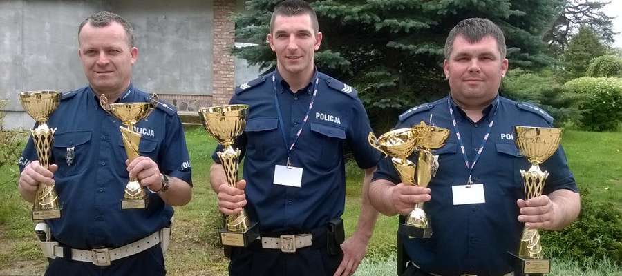 Najlepszym policjantem ruchu drogowego 2015 w naszym wojewódzkie został sierż sztab. Piotr Bajno z KPP w Bartoszycach. (Na zdjęciu w środku.)