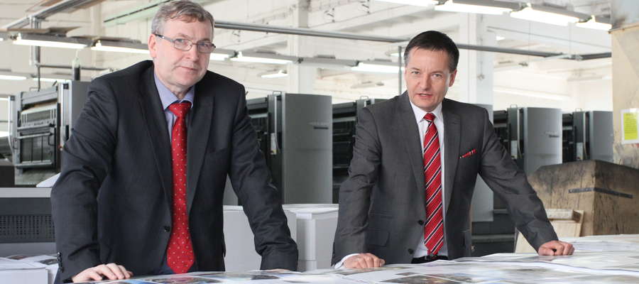 W hali produkcyjnej OZGraf (od lewej): Piotr Ciosk, prezes zarządu OZGraf, i Waldemar Lipka, przewodniczący Rady Nadzorczej OZGraf