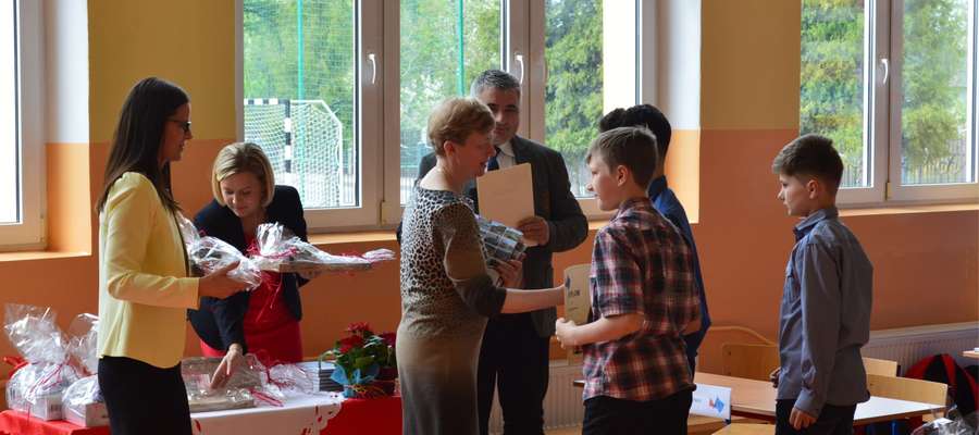 Uczniom gratulowała i upominki wręczała Teresa Łątkowska, zastępca wójta gminy Kurzętnik