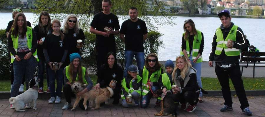 Wolontariusz iławskie Schroniska dla Zwierząt z pieskami podczas majówkowej akcji zbiórki pieniędzy na renowację kojców i bud