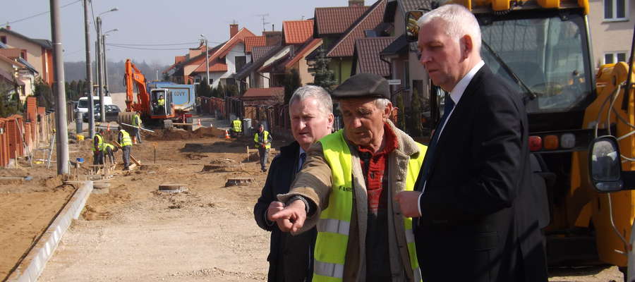 Burmistrz Grzegorz Mrowiński, wiceburmistrz Andrzej Wiśniewski i przedstawiciel wykonawcy na ulicy Czyżewskiego  