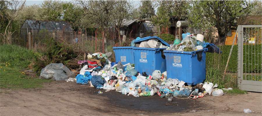 Przepełnione pojemniki na odpady przy ulicy Obwodowej w Giżycku