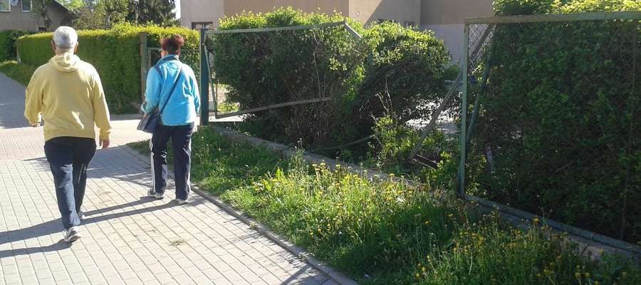 Uszkodzone ogrodzenie przedszkola przy ul. Robotniczej