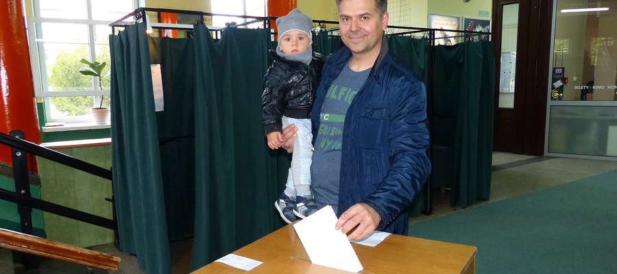 - Uważam, że udział w wyborach to obowiązek każdego obywatela - mówi pan Adam Pędzich z Mrągowa, którego w niedzielę spotkaliśmy w lokalu wyborczym. - Mamy możliwość sami decydować o tym, kto będzie nas reprezentować.