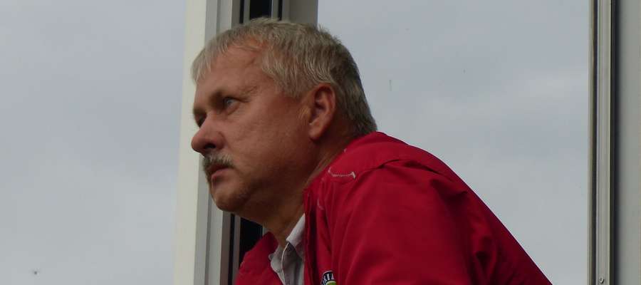 Mariusz Jajkowski, prezes GKS-u Wikielec (jest także spikerem meczowym) spokojnie patrzy w przyszłość
