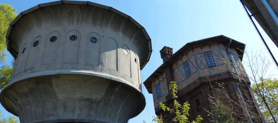 Ciekawostką jest fakt, że najstarsza kolejowa wieża ciśnień w Iławie (z prawej strony) nie jest wpisana w rejestr zabytków. Z lewej wieża zabytkowa