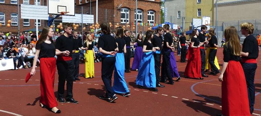 Trzecioklasiści z gimnazjum nr 1 zatańczyli poloneza. Młodzież przygotowała Aurelia Waruszewska