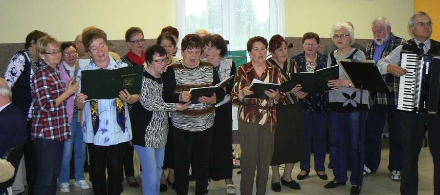 Seniorzy z Karasia oraz z zaprzyjaźnionych klubów podczas wspólnego śpiewania 
