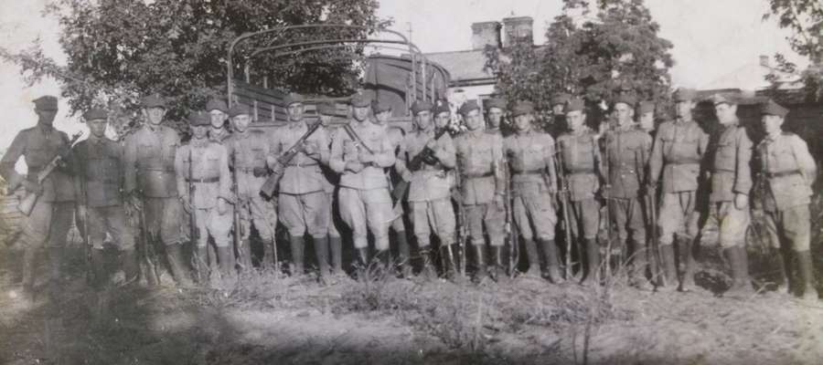 Edward Róg — trzeci z prawej — z frontowymi kolegami w Rembertowie jesienią  1944 roku