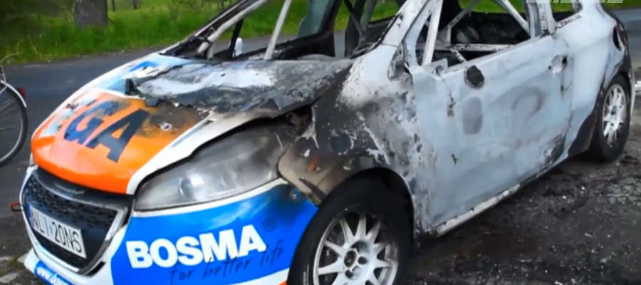 Auto Radosława Typy po pożarze. Niestety ucierpiał też kierowca i pilot.