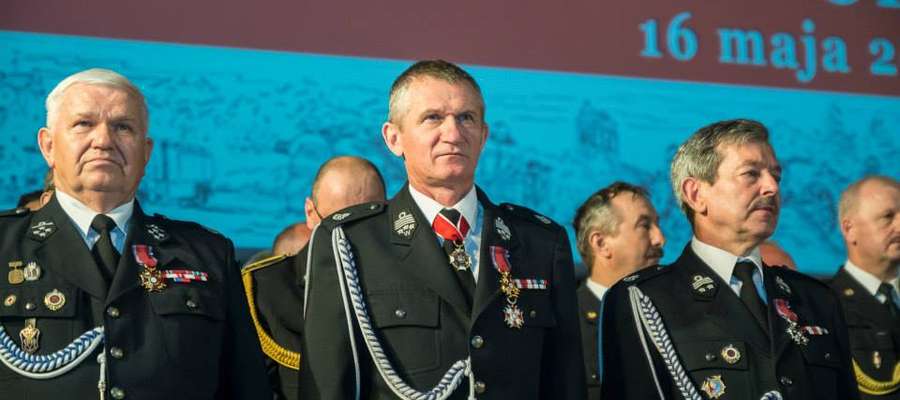 Waldemar Bzura prezes OSP w Krutyni (pierwszy z prawej) odznaczony Srebrnym Krzyżem Zasługi