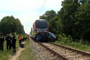 Pociąg staranował furgonetkę na niestrzeżonym przejeździe w Łodzi. Zginęły dwie osoby