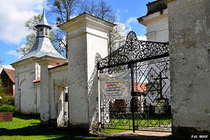 Chwalęcin: kościół - sanktuarium Podwyższenia Krzyża Świętego