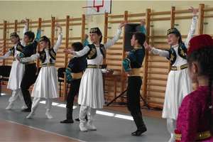 Krymsko - tatarski zespół taneczny w SP 2