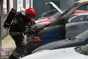 Pożar trzech samochodów na parkingu przy ul. Pstrowskiego w Olsztynie
