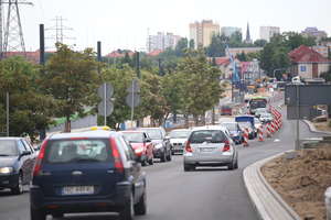 Kolizja drogowa w Olsztynie, plamy ropy na jezdni