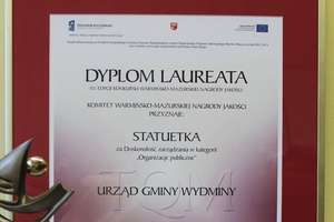 Statuetka Warmińsko-Mazurskiej Nagrody Jakości trafiła do Urzędu Gminy