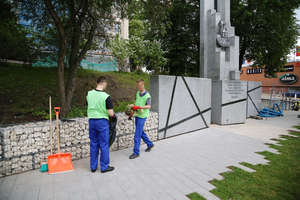Więźniowie za darmo opiekują się pomnikiem AK w Olsztynie