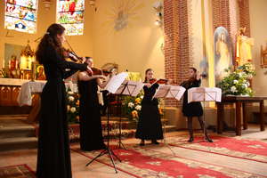 Młode, piękne i utalentowane skrzypaczki zachwyciły publiczność w Rożyńsku