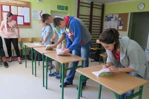 Łączą wiedzę z praktyką w gimnazjum w Kijewie