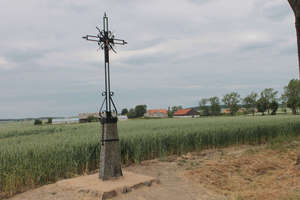 Nowy przydrożny krzyż w Warmianach na historycznym miejscu