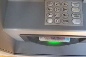 Znalezione w bankomacie pieniądze oddał policjantom