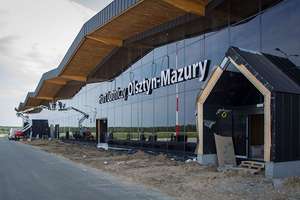 Lotnisko coraz bliżej. Terminal portu lotniczego Olsztyn-Mazury ma już ozdoby