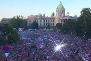 Race, morze flag i patriotyczne pieśni - tak Serbowie przywitali mistrzów świata
