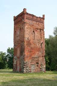 Wieża bramna jest pozostałością nieistniejącego już zamku biskupiego. To najstarsza budowla na Warmii 
