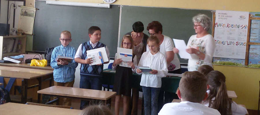 Ola Kozieł (trzecia od lewej) z dyplomem za zwycięstwo w powiatowym konkursie matematycznym.