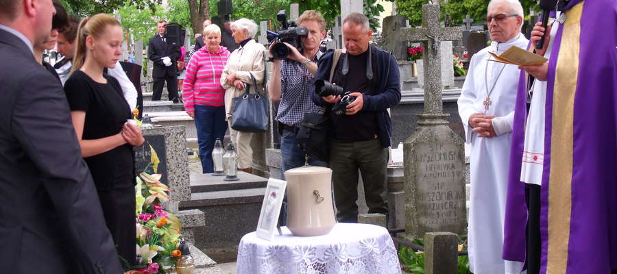 Urnę z prochami Łukasza złożono w grobie na cmentarzu parafialnym