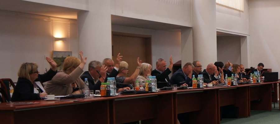 W VI Sesji Rady Powiatu w Olsztynie wzięło udział 23 z 25 radnych