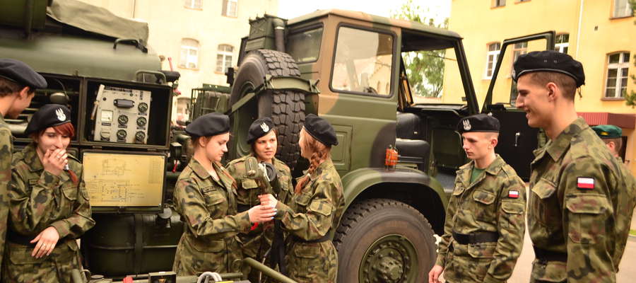 Podczas wizyty uczniów z Bielic u żołnierzy w Brodnicy 