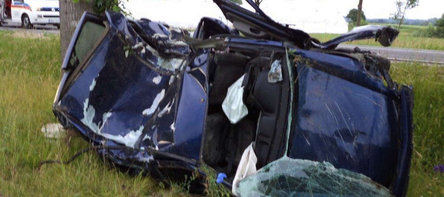 Skutki wypadku z 28 czerwca 2015 r. koło Osieki na drodze krajowej 51.