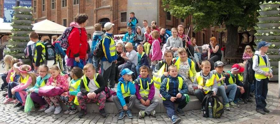 Dzieci z gminy Susz pod pomnikiem Kopernika