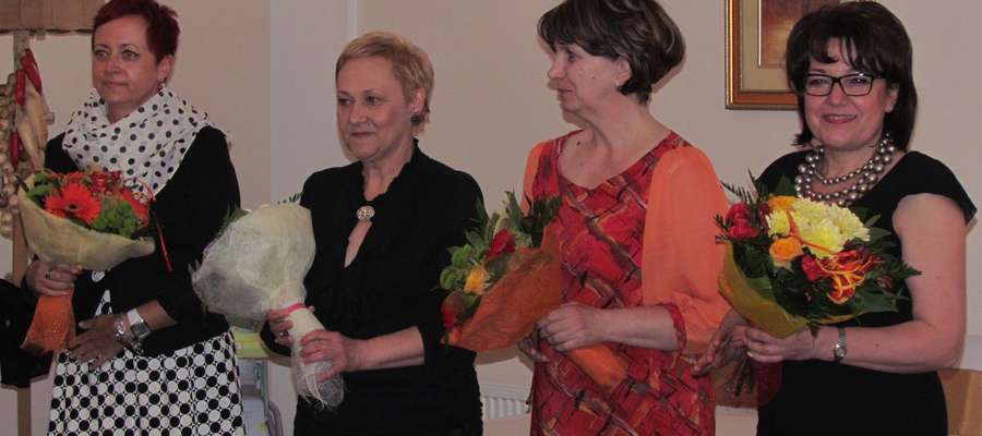 W ramach podziękowania za pomoc w organizacji uroczystej kolacji kwiaty od dyrektor Bożeny Raczkowskiej otrzymały dyrektor Iwona  Orkiszewska (z prawej),  Hanna Leśniewska - Urban - pielęgniarka oddziałowa oddziału chorób wewnętrznych, Krystyna Machulska 