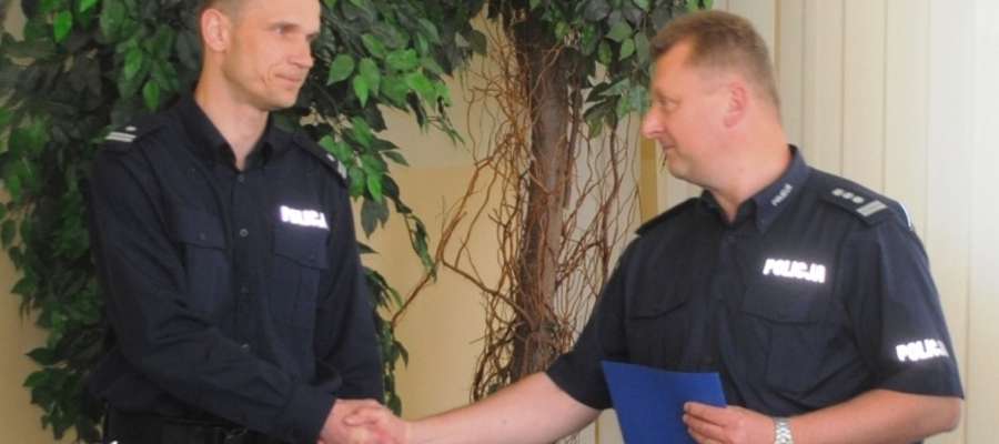 Uroczysta odprawa podczas której komendant iławskiej komendy Krzysztof Konert (z prawej) podziękował podinspektorowi Mirosławowi Mozarczykowi za dotychczasową służbę