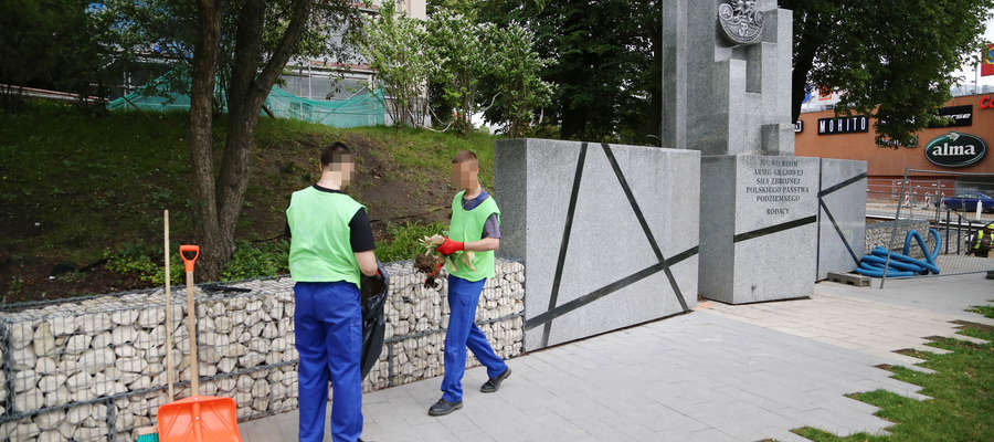 Osadzeni zamiatają, grabią, zbierają śmieci, wyrywamy chwasty i opiekują  się pomnikiem AK w Olsztynie