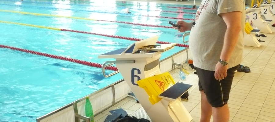 Trener Tomasz Grabysa podczas treningu w Aquasferze