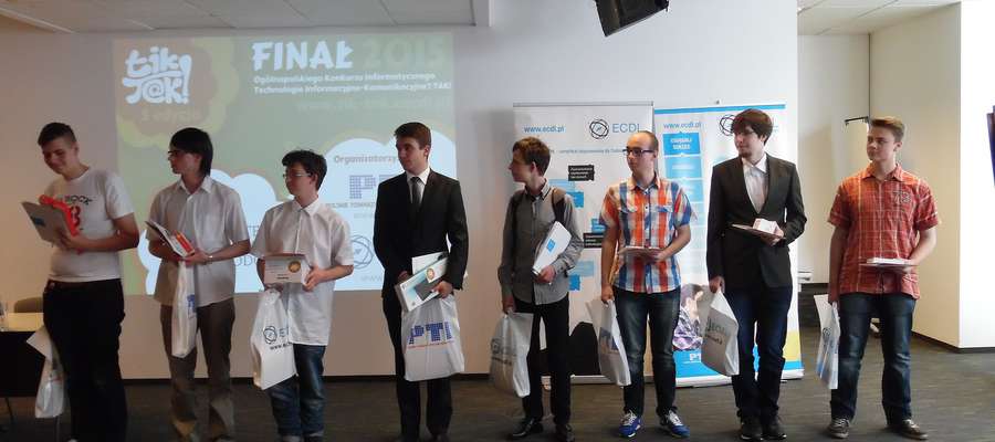 Rafał Oleksy (drugi z prawej) uczeń "ekonomiaka" zdobył zaszczytne 5. miejsce w konkursie informatycznym