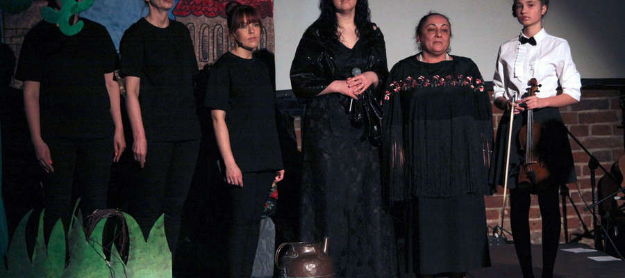 Iza Stankiewicz (druga z prawej) zadedykowała Srebrny Krzyż Zasługi przyjaciołom elbląskich Romów
