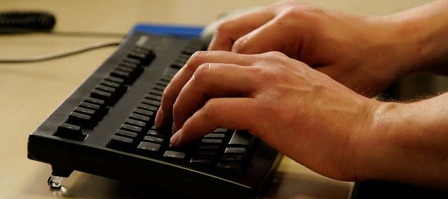 Elbląscy policjanci odebrali w ostatnich dniach trzy zgłoszenia o oszustwach przez internet
