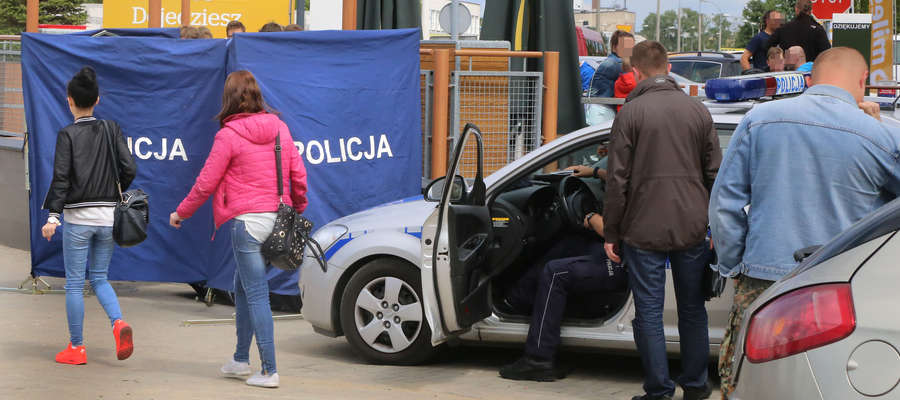 Nikt nie zwrócił uwagi na mężczyznę, który osunął się na ziemię przy ul. Dworcowej w Olsztynie, oprócz dwóch kobiet